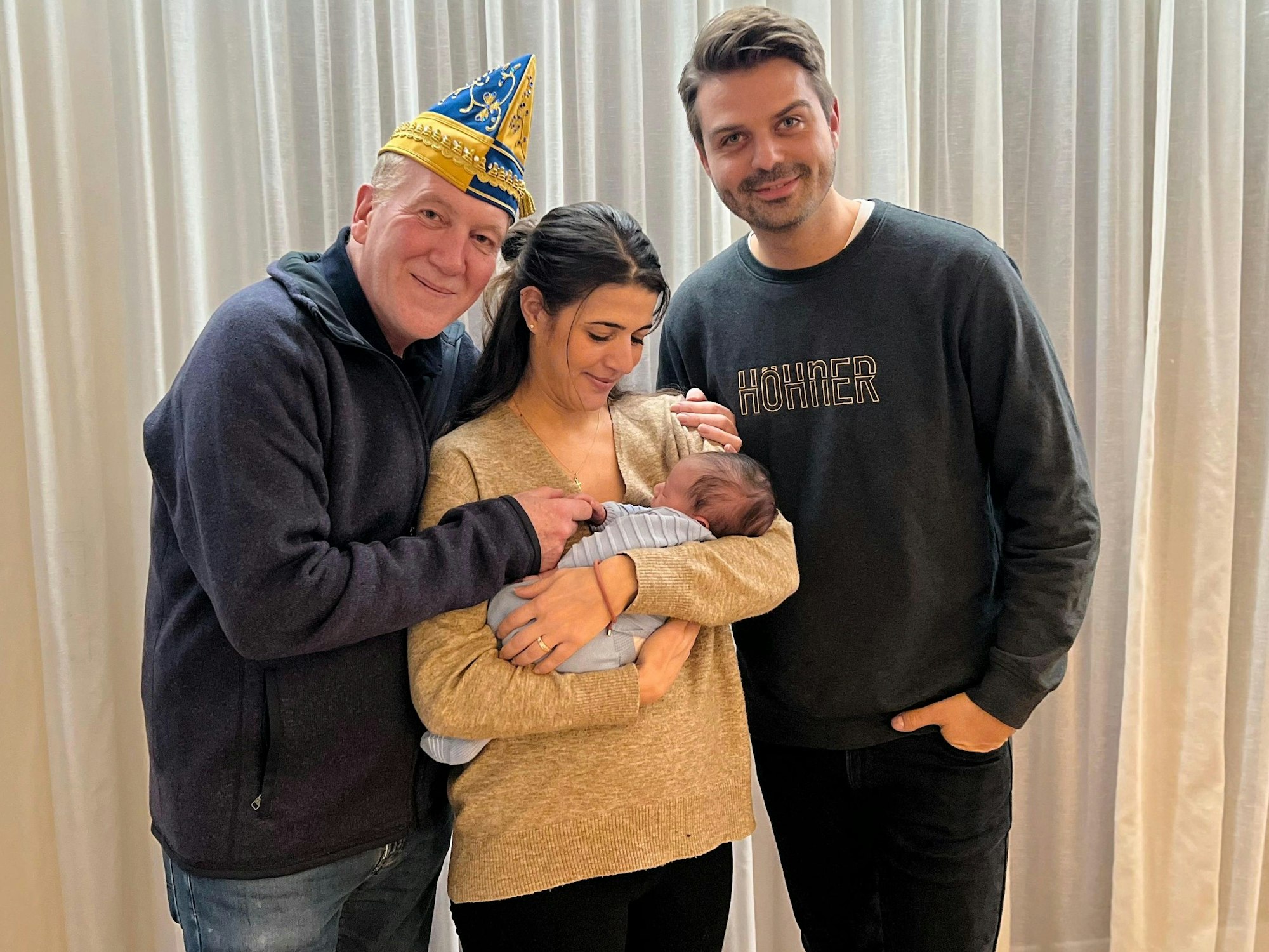 René Sion, Jennifer Sion und Pedro Sion Schädel mit Baby Luis Manuel.