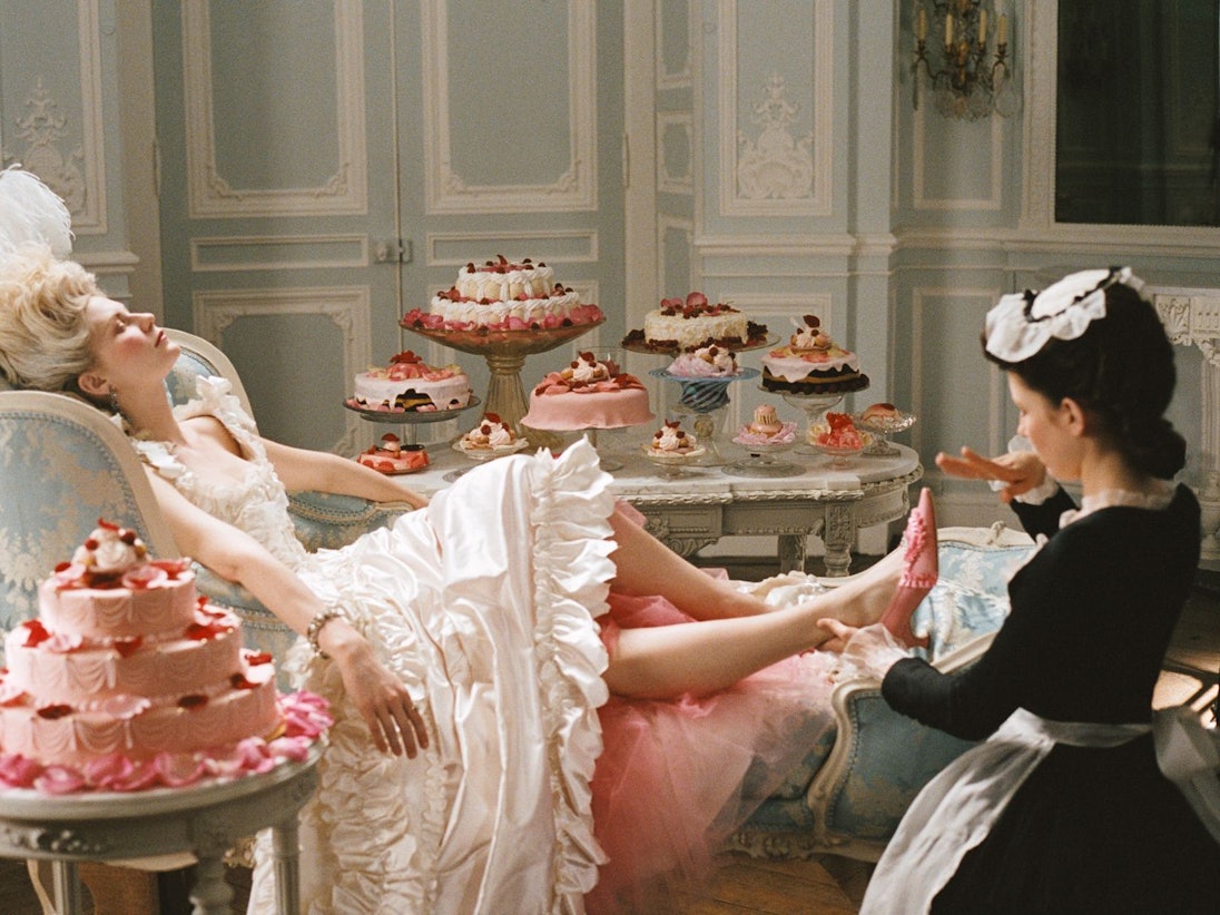 Prächtige Kleider, monströse Haarmode und natürlich Kuchen - so sieht das Leben in Versailles für Regisseurin Sofia Coppola aus. (Bild: ZDF / Sofia Coppola)