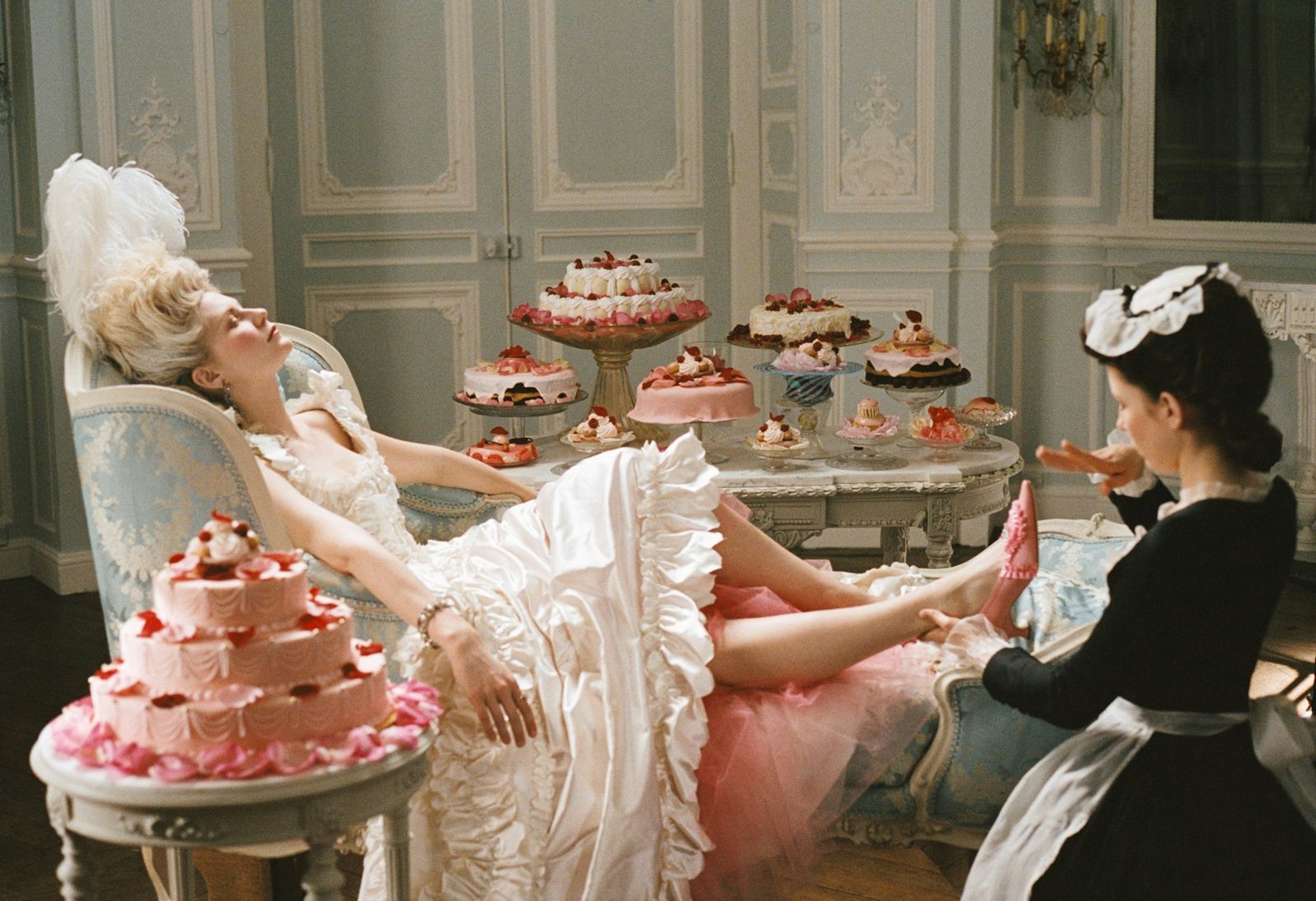 Prächtige Kleider, monströse Haarmode und natürlich Kuchen - so sieht das Leben in Versailles für Regisseurin Sofia Coppola aus. (Bild: ZDF / Sofia Coppola)