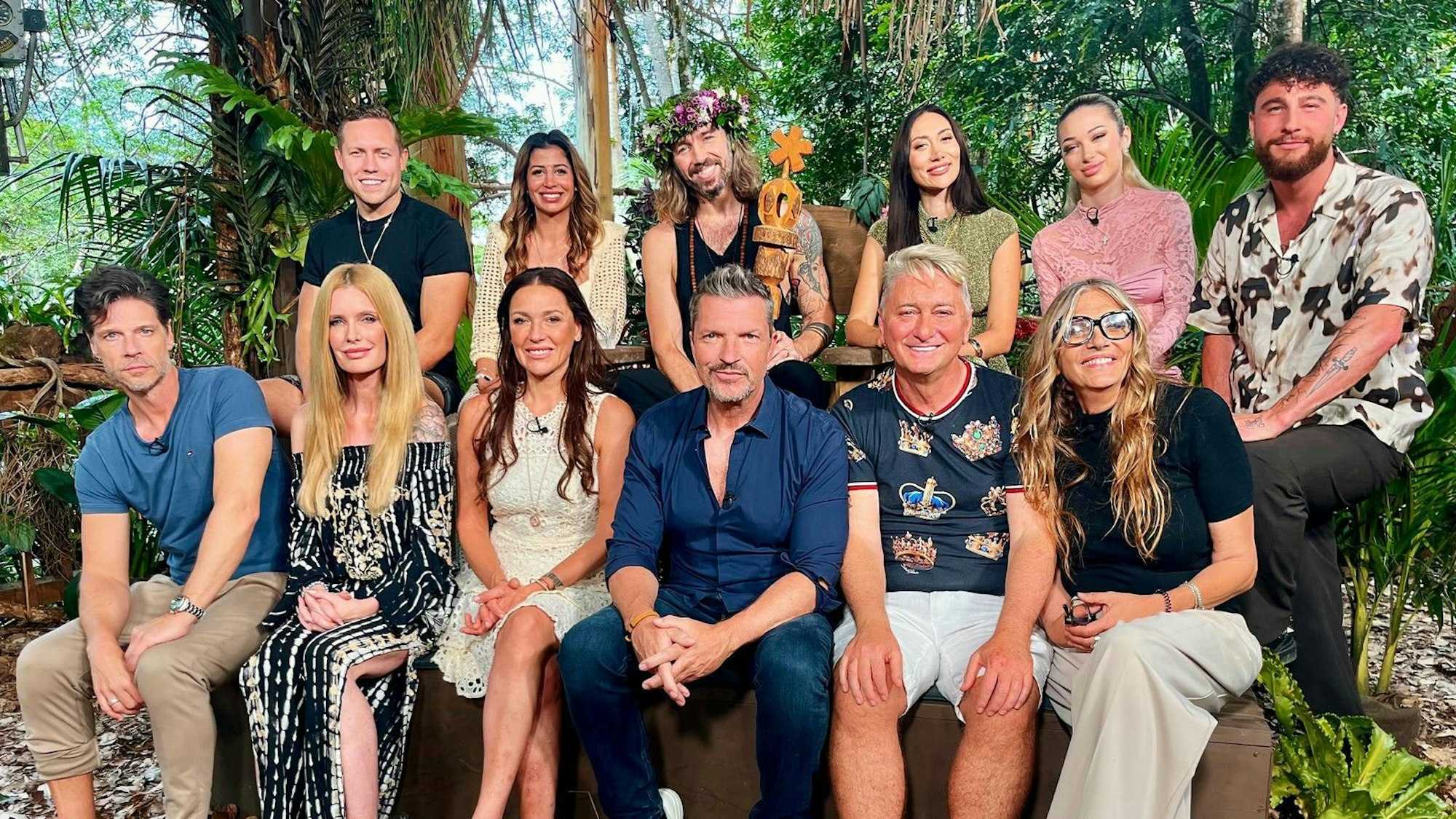 Alle zwölf Dschungelcamp-Kandidaten treffen beim großen Wiedersehen im australischen TV-Baumhaus aufeinander. (Bild: RTL)
