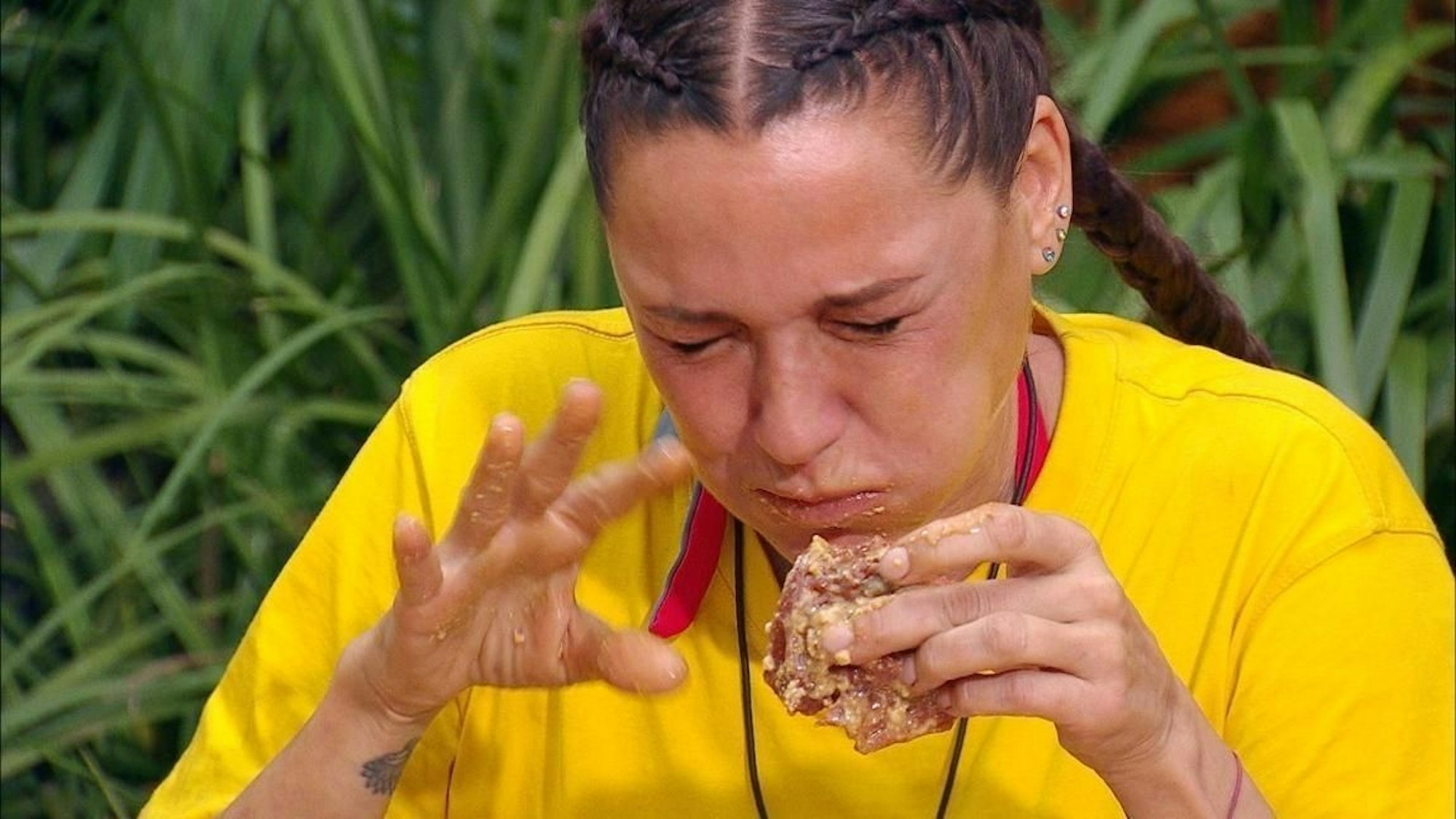 Simone Ballack würgt.