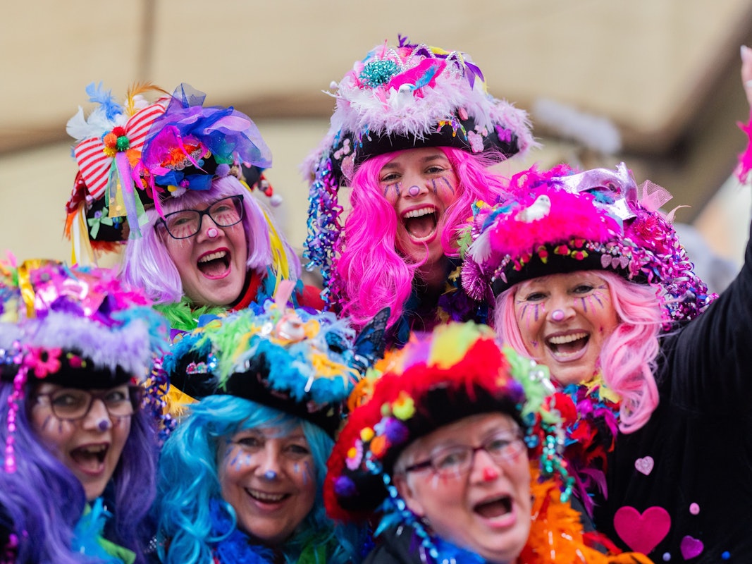 An Weiberfastnacht wird die Eröffnung des Straßenkarnevals in Köln gefeiert.