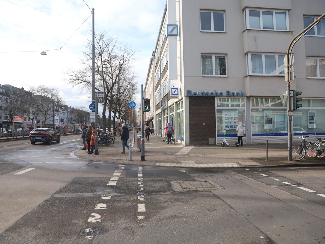Außenansicht der Deutschen Bank Filiale in Köln-Braunsfeld.