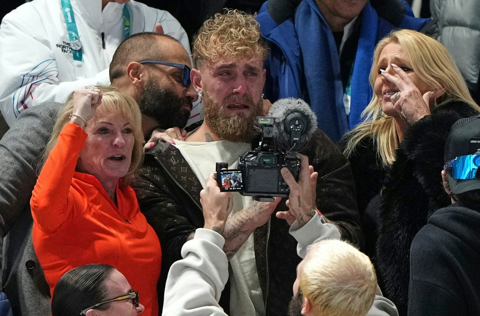 Jake Paul aus den USA (M) weint, nachdem seine Verlobte Jutta Leerdam aus den Niederlanden die Goldmedaille im 1.000-Meter-Eisschnelllauf der Frauen gewonnen hat.