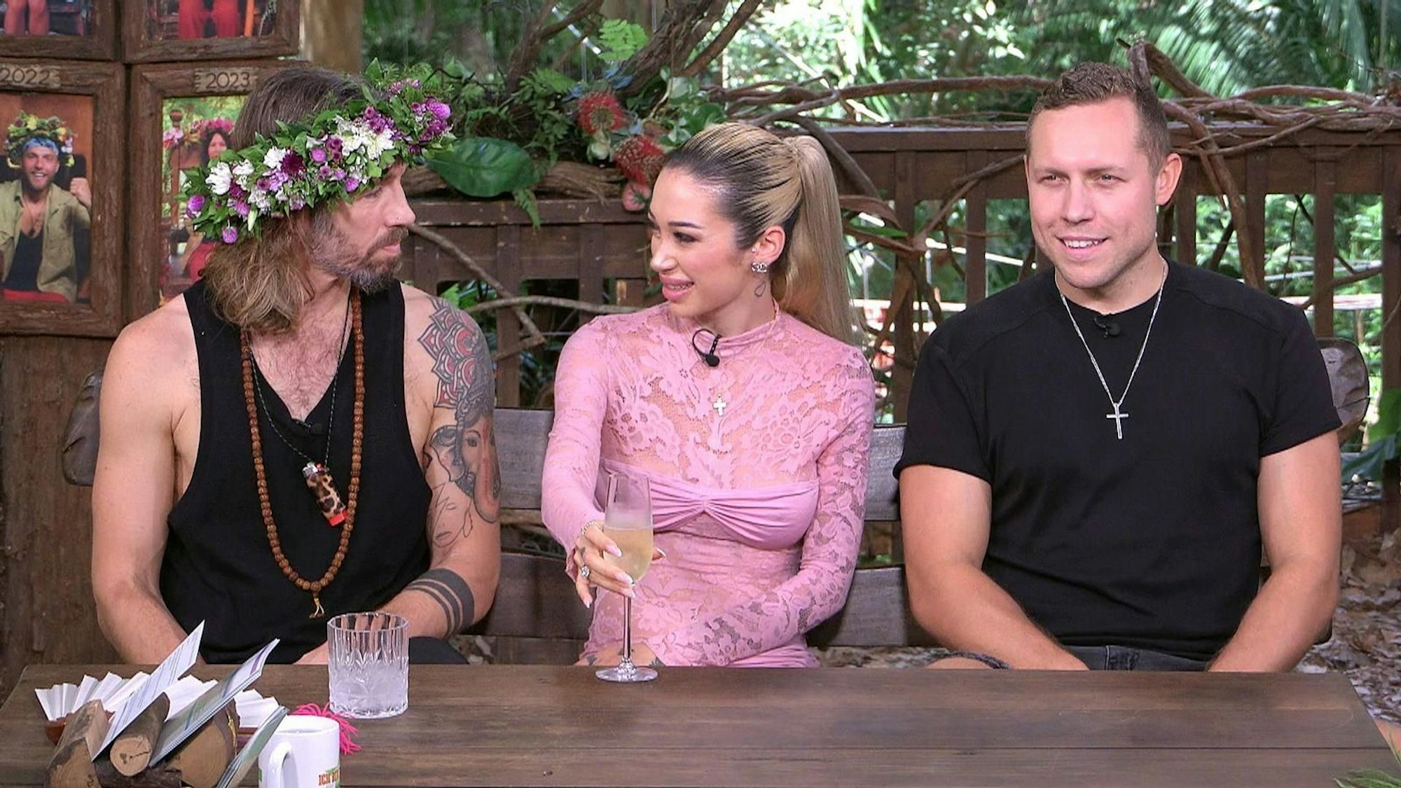 Gedämfte Stimmung, aber auch kein Krawall: Gil Ofarim (links), Ariel und Patrick Romer beim Dschungelcamp-Wiedersehen am Tag nach dem Finale. (Bild: RTL)