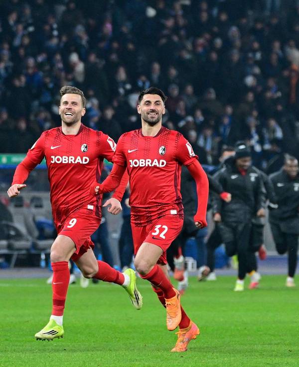 Die Profis des SC Freiburg jubeln über den Halbfinal-Einzug im DFB-Pokal.