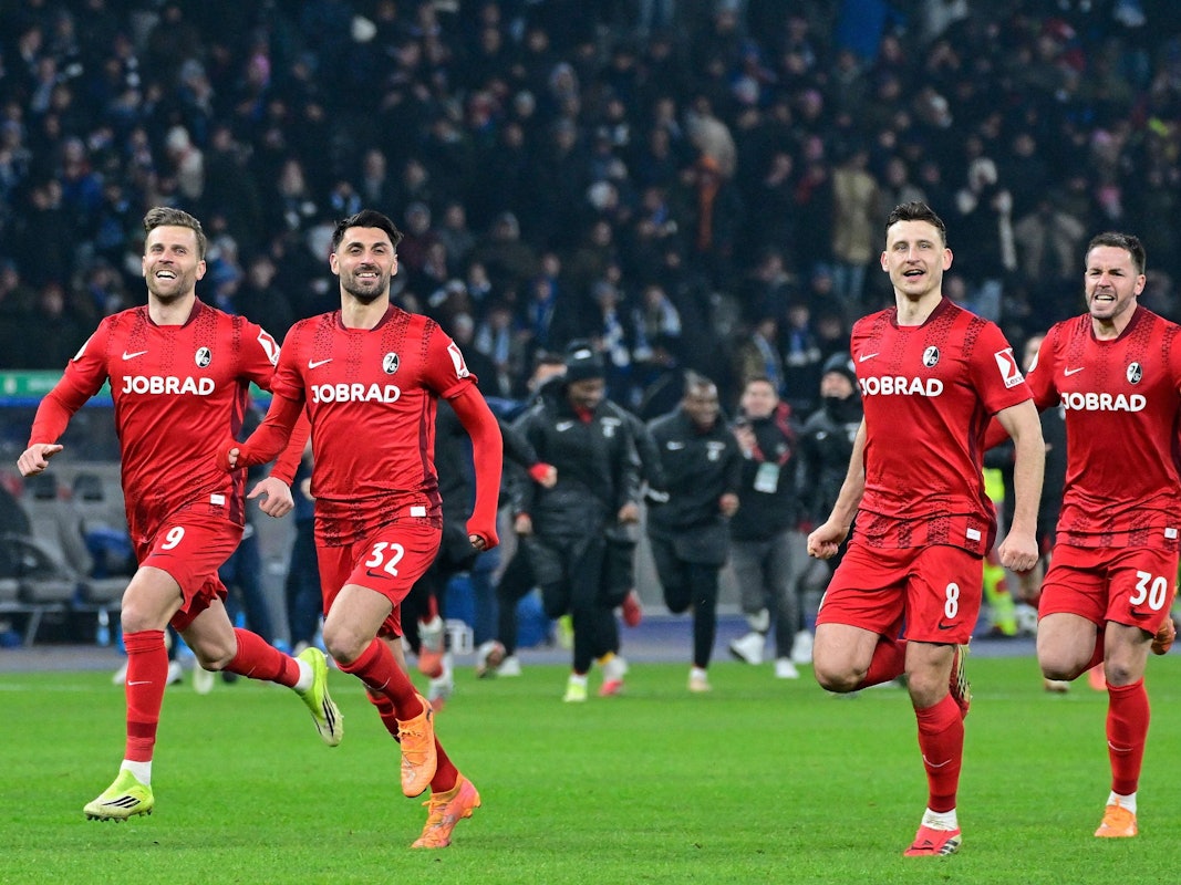 Die Profis des SC Freiburg jubeln über den Halbfinal-Einzug im DFB-Pokal.