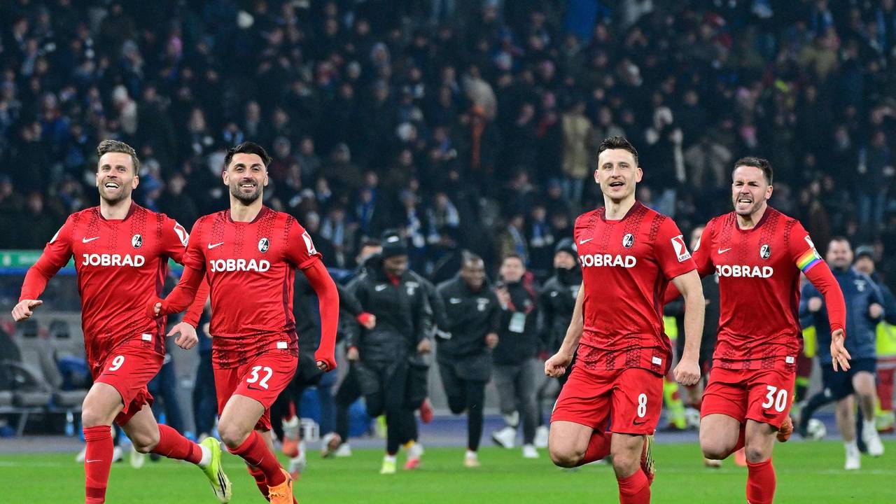 Die Profis des SC Freiburg jubeln über den Halbfinal-Einzug im DFB-Pokal.