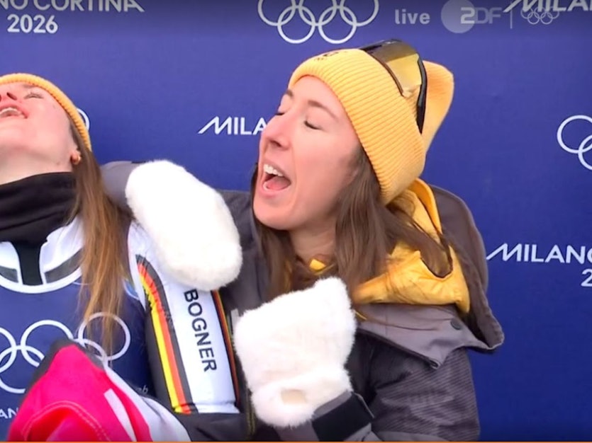 „Aaaah, wie knapp!“ Der Moment, in dem Emma Aicher (links) und Kira Weidle-Winkelmann erfahren, dass sie nicht Gold in der Teamkombination gewinnen werden. Aber: Am Ende freuten sie sich über Silber. (Bild: ZDF)