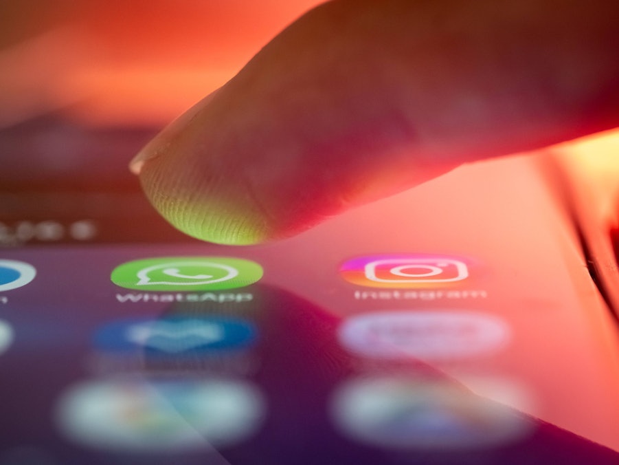 Finger auf Smartphone mit App-Symbolen