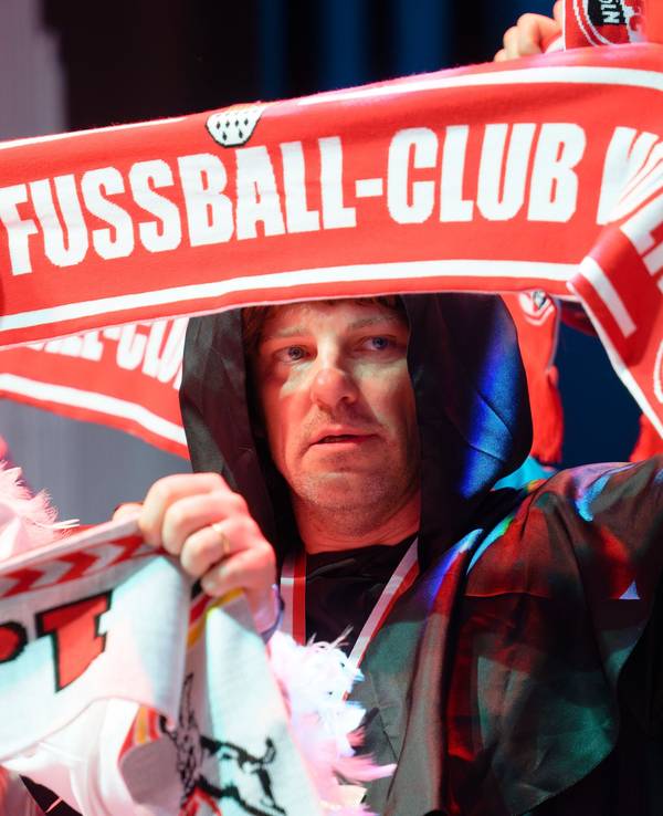Trainer Lukas Kwasniok hält einen FC-Schal hoch.