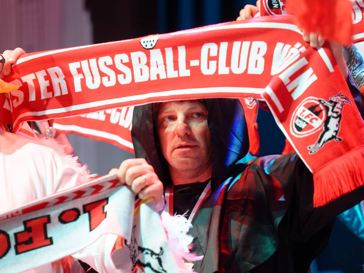 Trainer Lukas Kwasniok hält einen FC-Schal hoch.