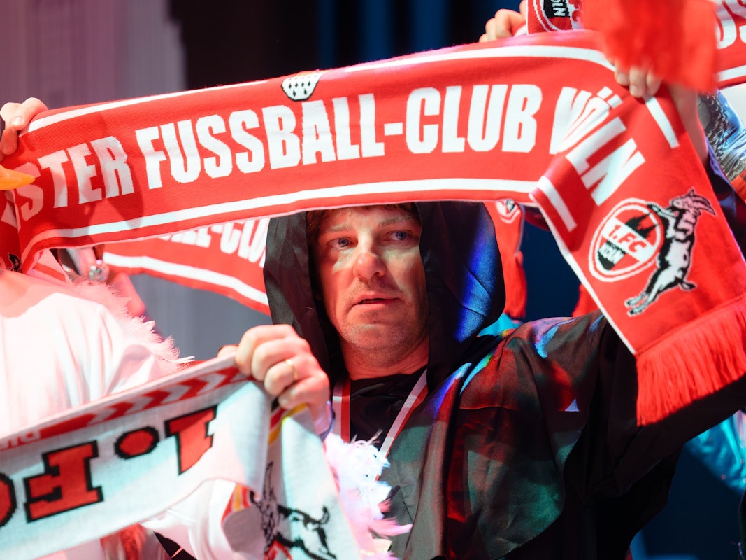 Trainer Lukas Kwasniok hält einen FC-Schal hoch.