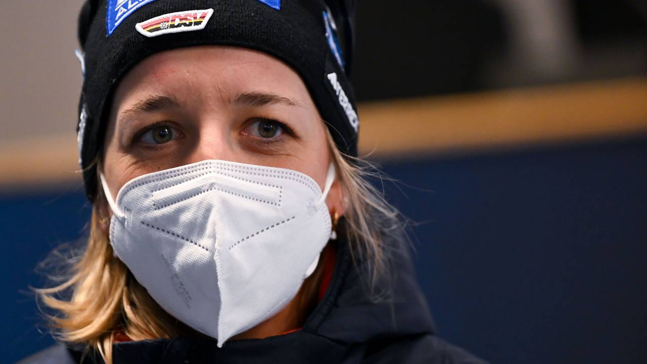 Franziska Preuß mit Gesichtsmaske.