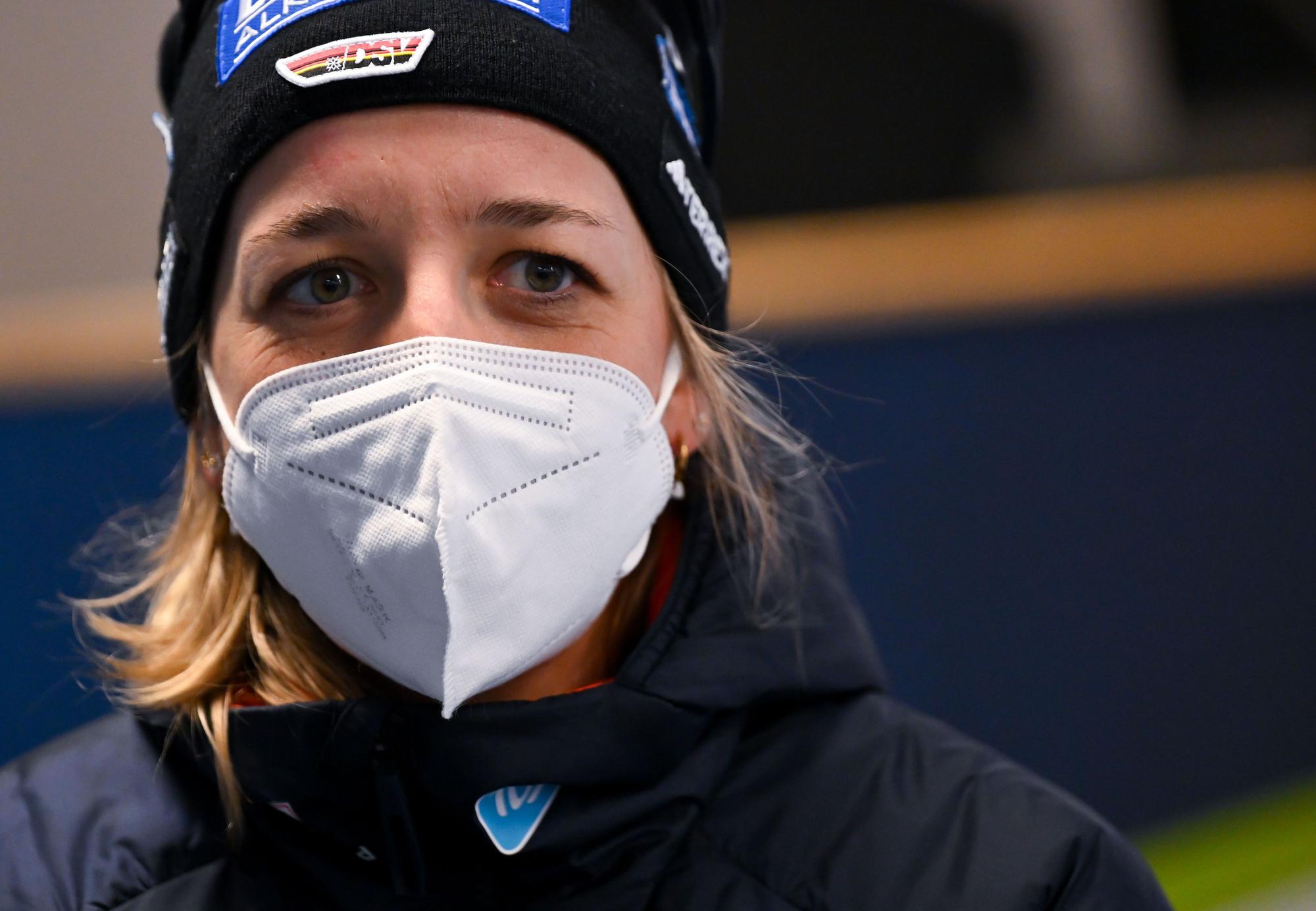 Franziska Preuß mit Gesichtsmaske.