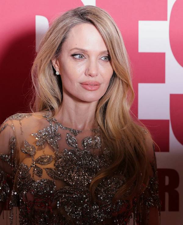 Angelina Jolie posiert vor der Vorführung des Films „Coutures“ im Pariser Kino Pathé Palace am 9. Februar 2026.