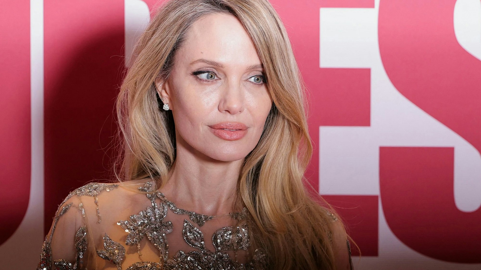 Angelina Jolie posiert vor der Vorführung des Films „Coutures“ im Pariser Kino Pathé Palace am 9. Februar 2026.