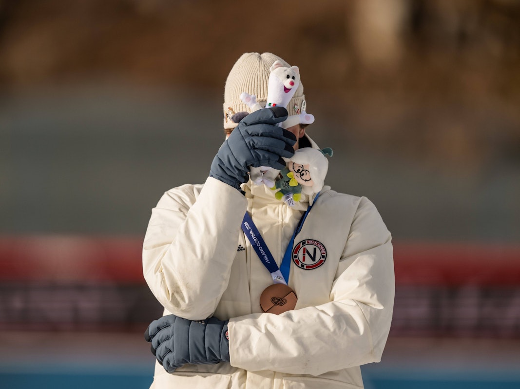 Sturla Holm Lägreid verbirgt bei der Siegerehrung sein Gesicht