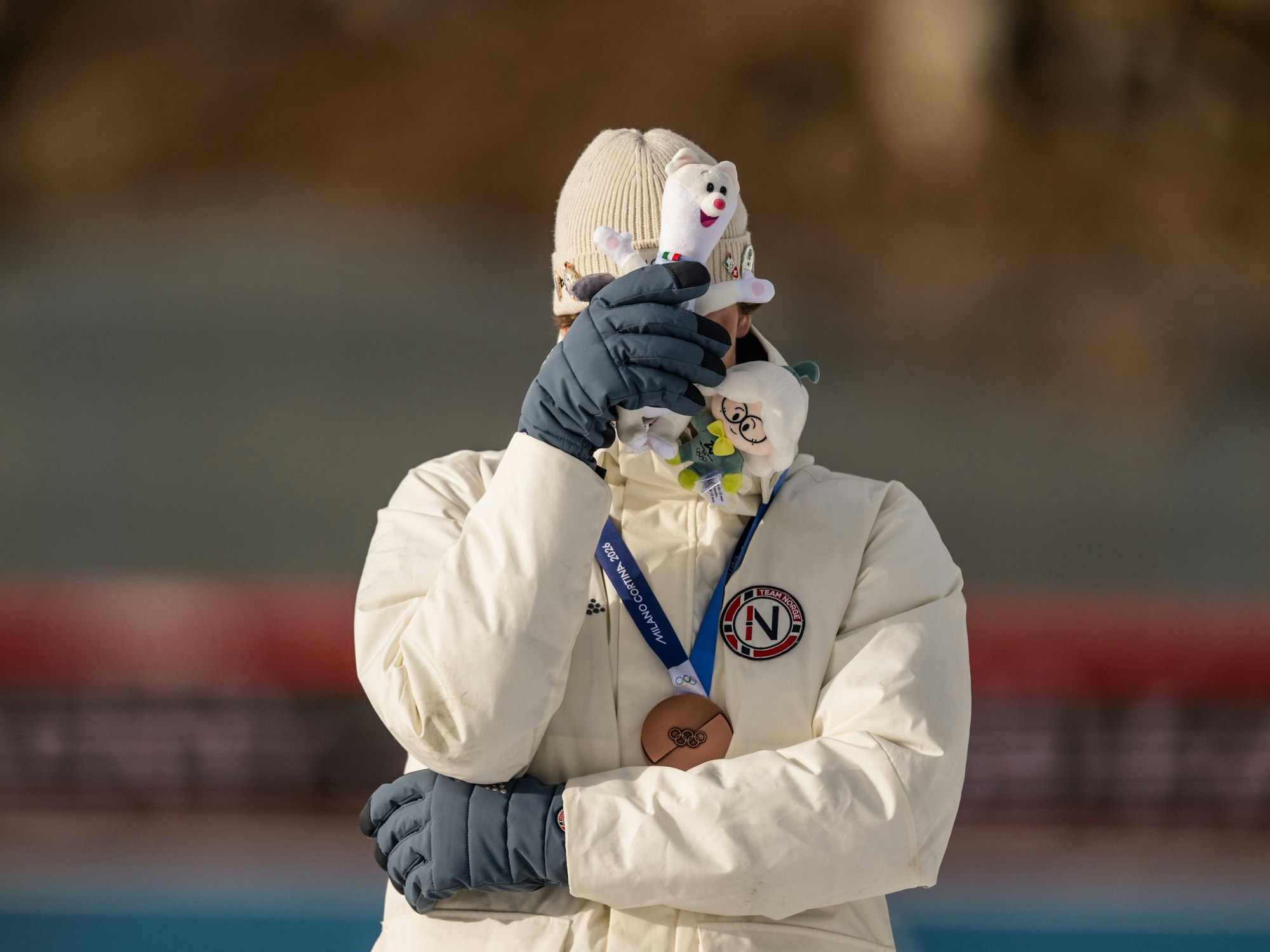 Sturla Holm Lägreid verbirgt bei der Siegerehrung sein Gesicht