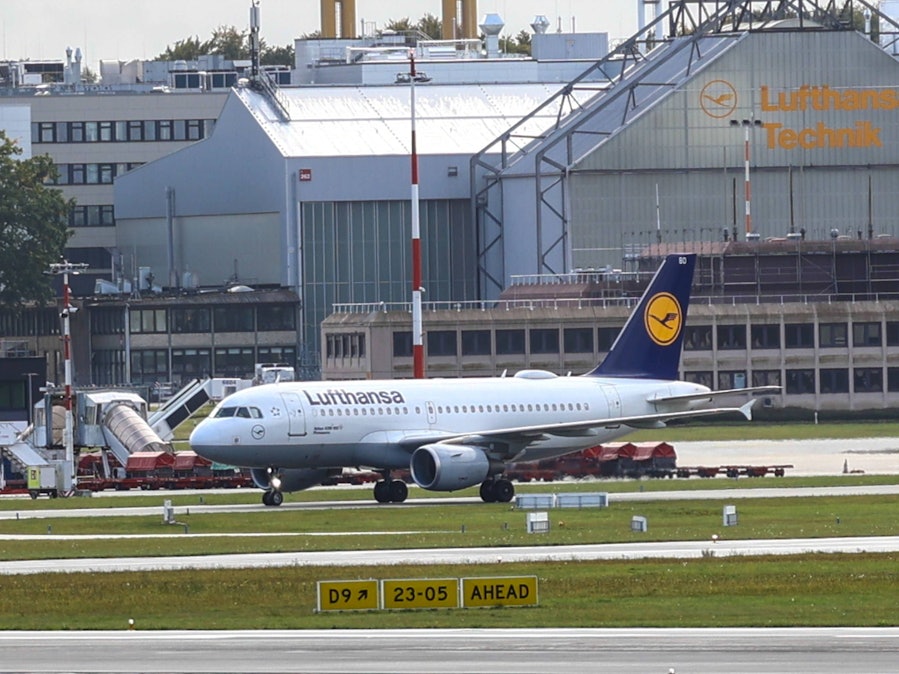 Flugzeug am Flughafen mit Gebäuden