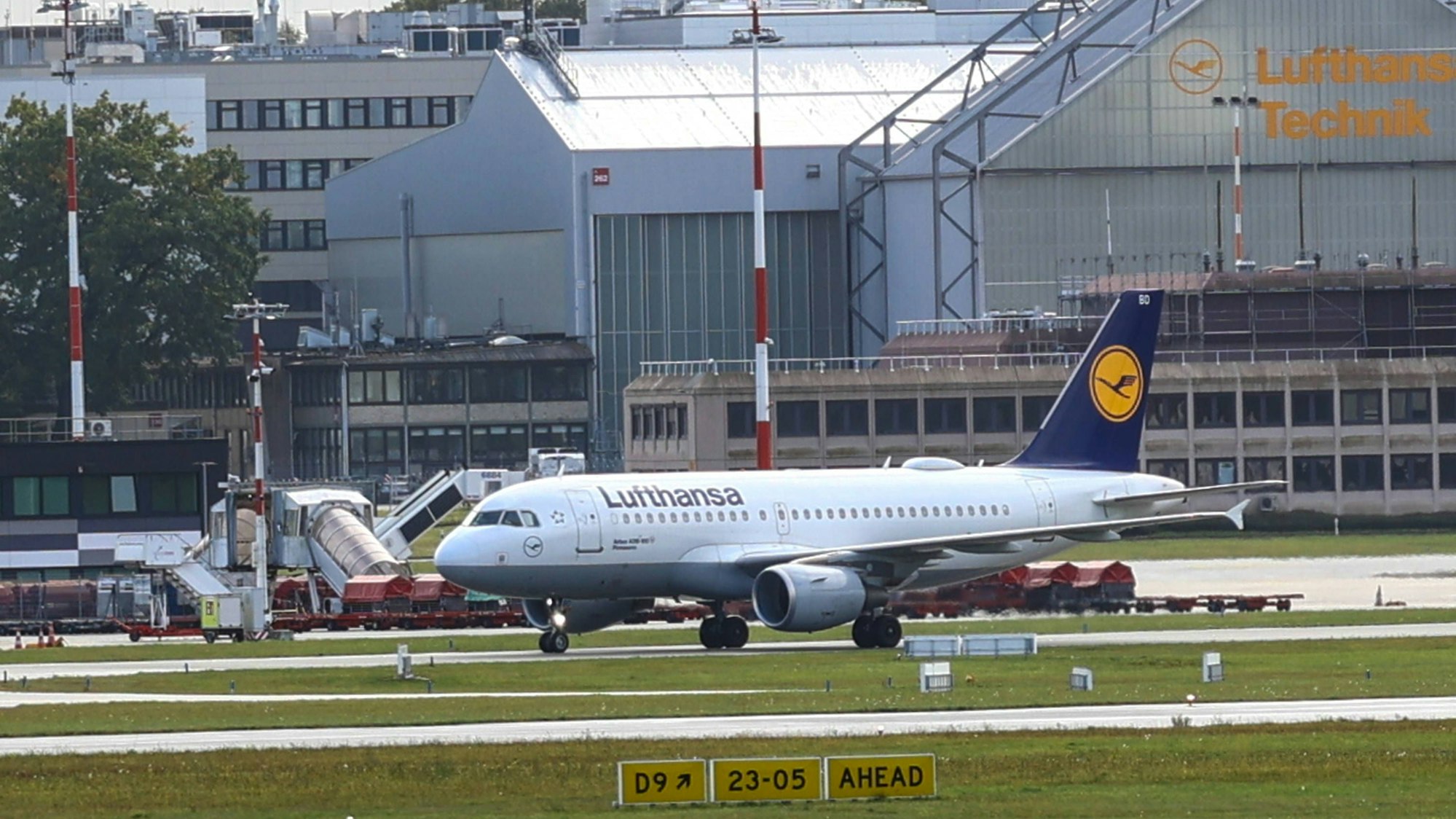 Flugzeug am Flughafen mit Gebäuden