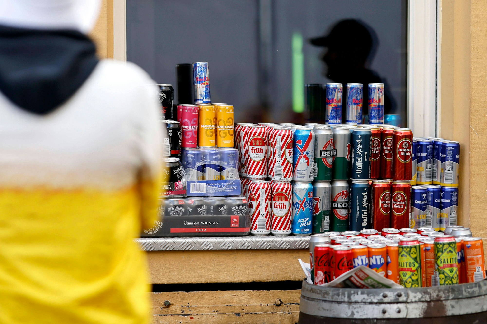 Jugendliche helfen in Köln als Testkäuferinnen und -käufer, um Verstöße gegen den Jugendschutz aufzudecken. (Symbolbild)