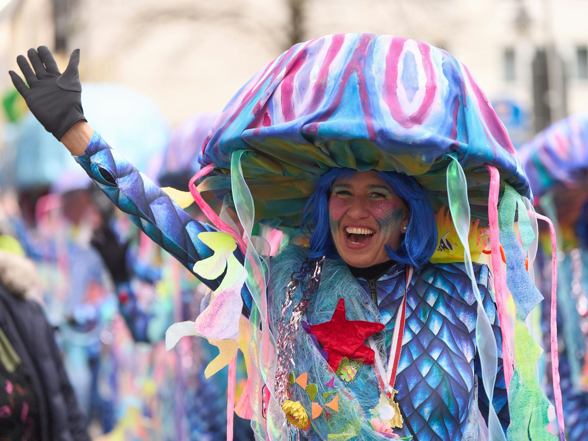 Eine als Quallen verleidete Fußgruppe. Auch dieses Kostüm schützt vor Regen, hält warm und dicht.