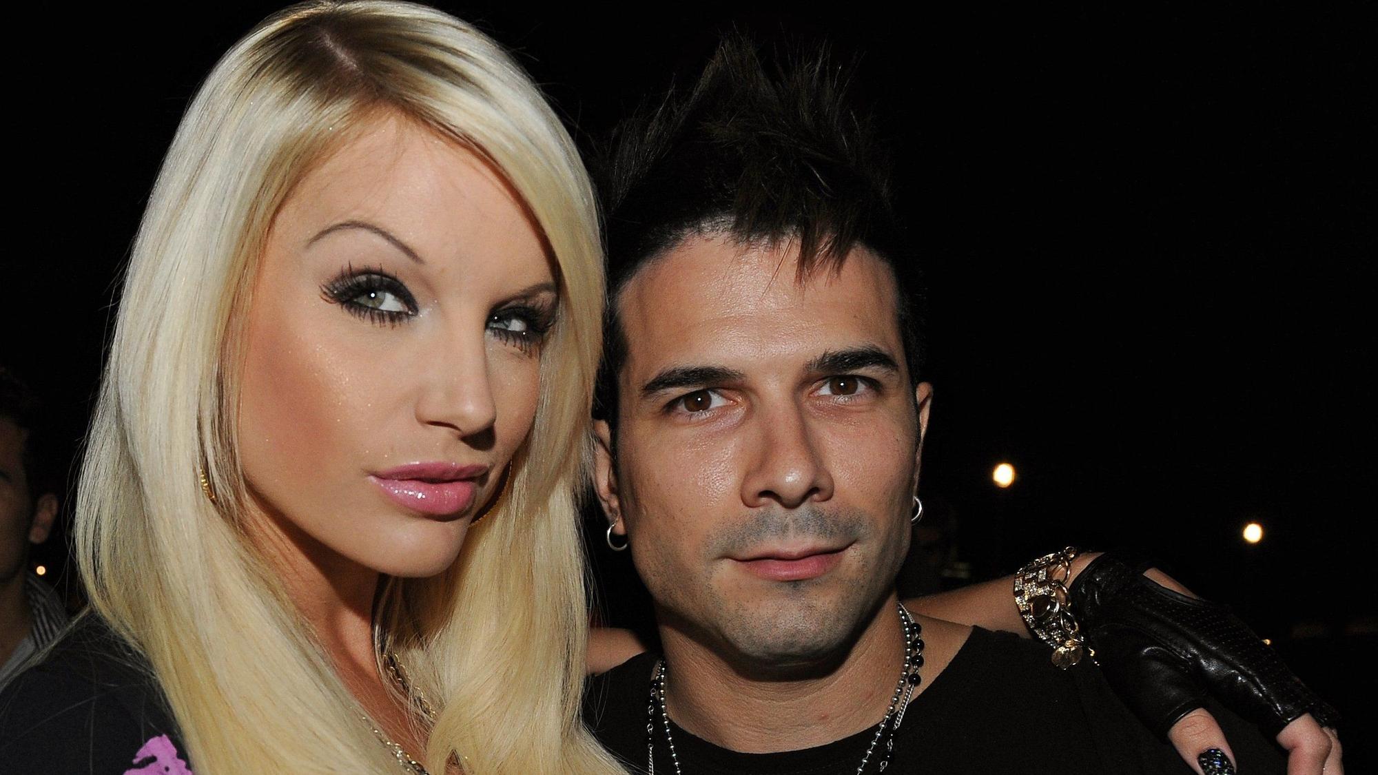 Der Sänger Marc Terenzi (r) und Gina-Lisa Lohfink posieren im Juli 2009 in Berlin bei einer Party des Labels „Ed Hardy“ im Rahmen der Modemesse „Bread & Butter“.