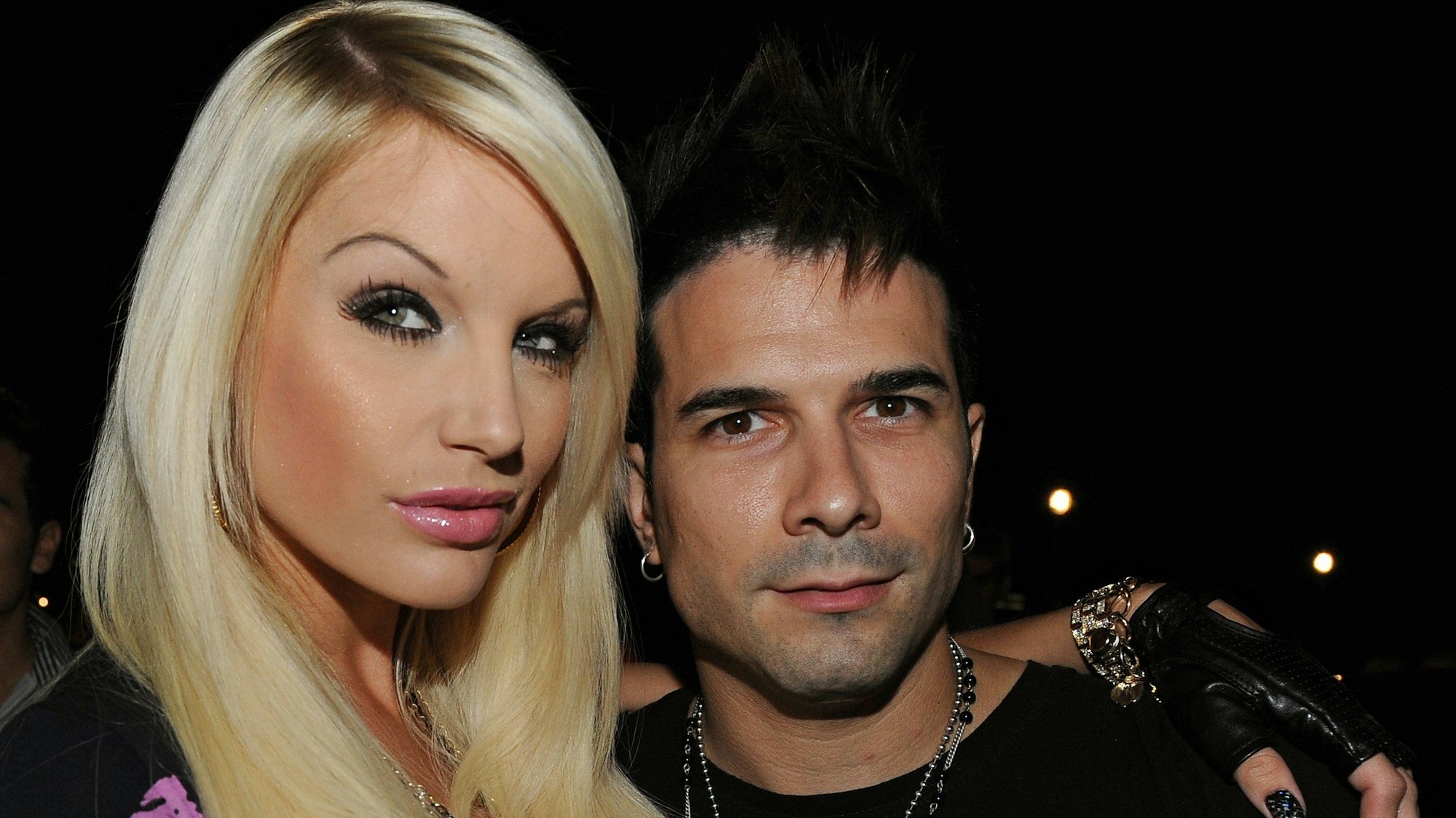 Der Sänger Marc Terenzi (r) und Gina-Lisa Lohfink posieren im Juli 2009 in Berlin bei einer Party des Labels „Ed Hardy“ im Rahmen der Modemesse „Bread & Butter“.