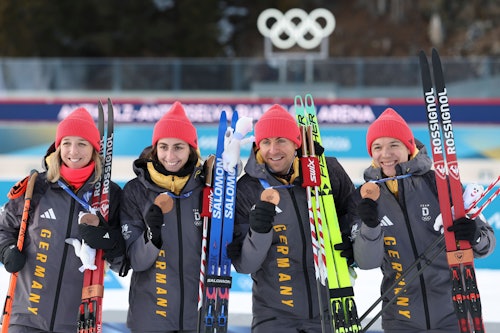 Justus Strelow, Philipp Nawrath, Vanessa Voigt und Franziska Preuß präsentieren ihre Olympia-Bronzemedaillen nach der Biathlon-Mixed-Staffel.
