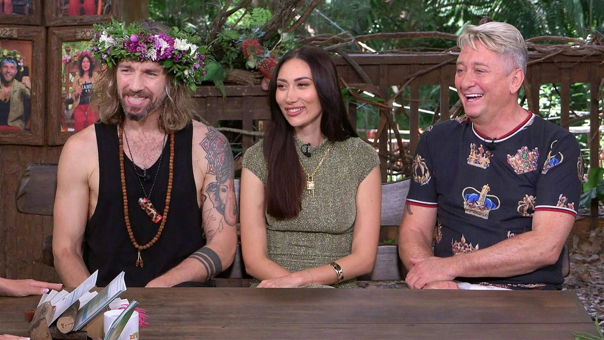 Die stolzen Top drei des diesjährigen Dschungelcamps: Sieger Gil mit Samira und Hubert (rechts). (Bild: RTL)