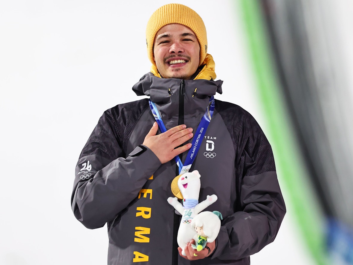 Philipp Raimund lächelt mit seiner Goldmedaille um den Hals.