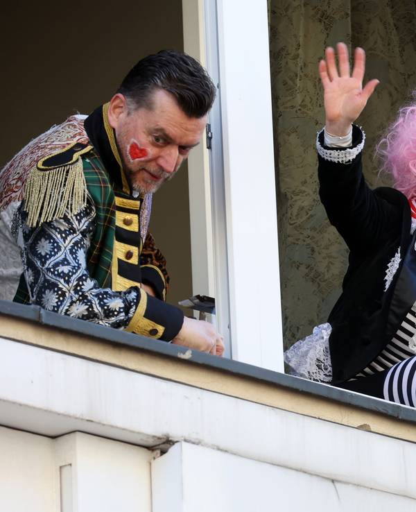 Feiernde sitzen am Fenster