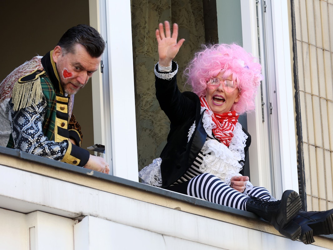 Feiernde sitzen am Fenster