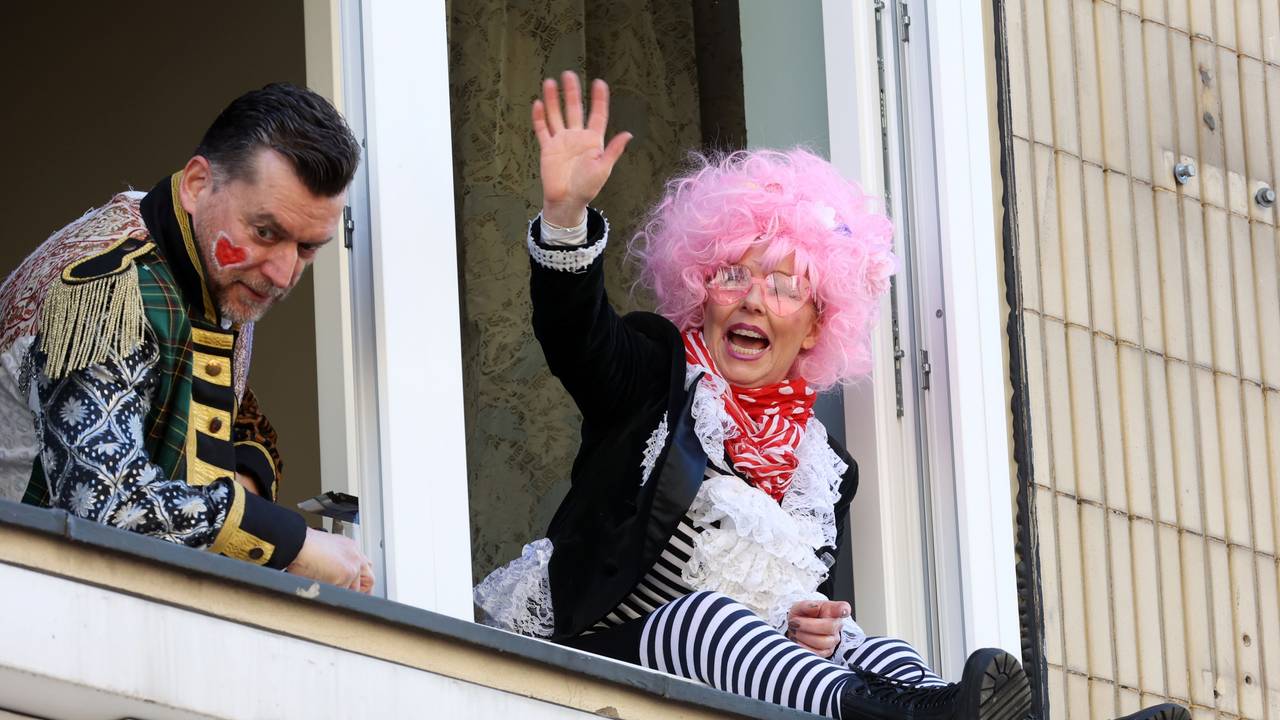 Feiernde sitzen am Fenster
