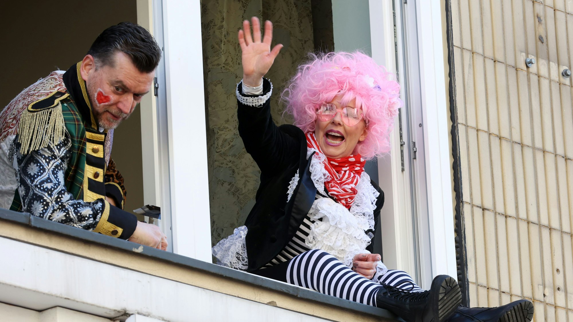 Feiernde sitzen am Fenster