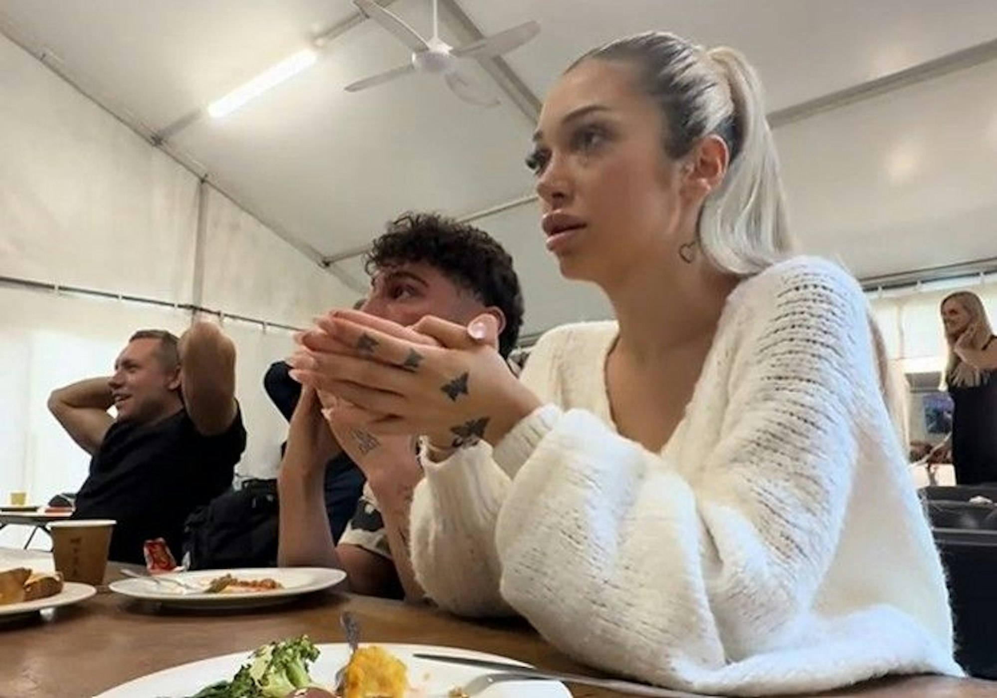 Diese Blicke sprechen Bände: Die Reaktion der Dschungelcamp-Kandidaten Patrick Romer, Umut Tekin und Ariel (v.l.) auf den Sieg von Gil Ofarim.