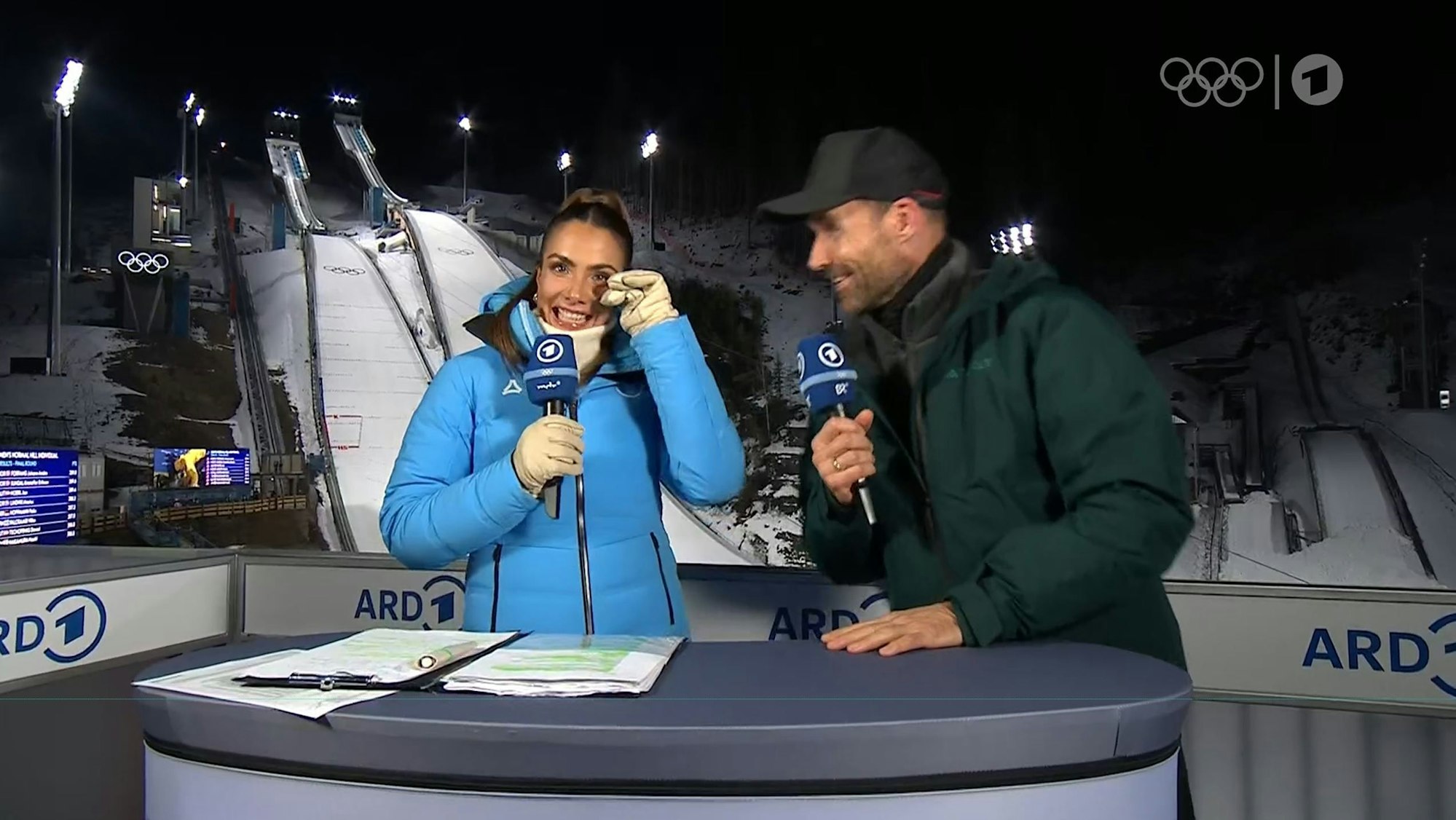 Lea Wagner und Sven Hannawald freuen sich über Gold.