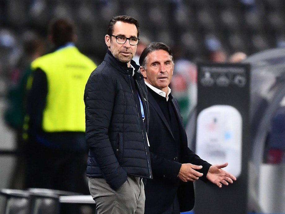 Manager Michael Preetz und Trainer Bruno Labbadia stehen bei einem Spiel an der Seitenlinie.