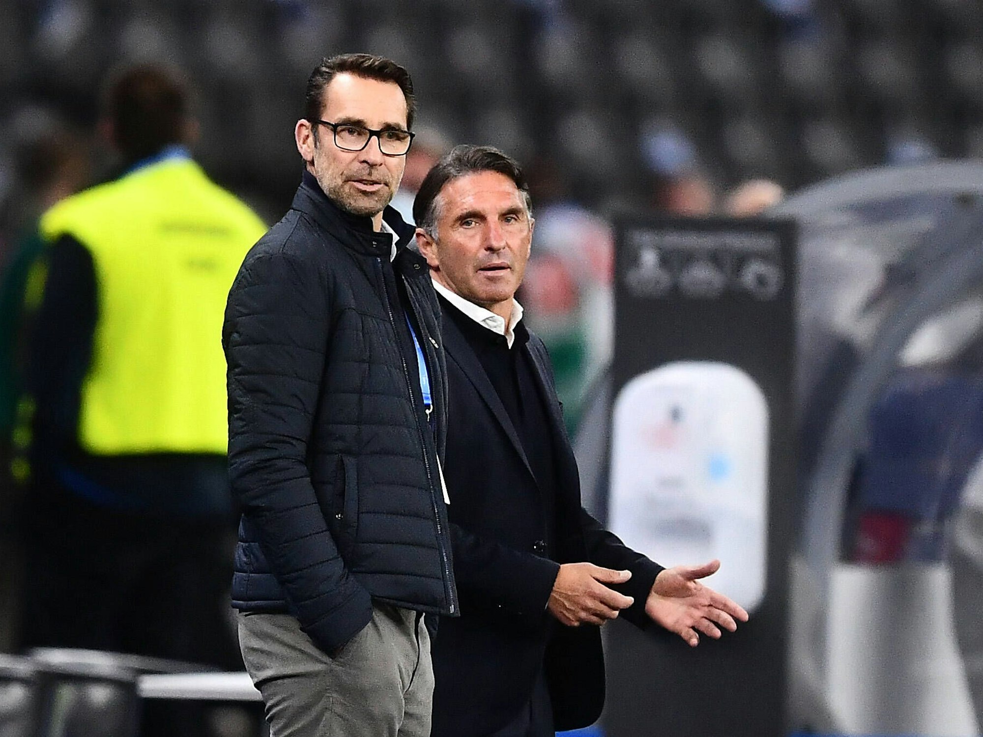 Manager Michael Preetz und Trainer Bruno Labbadia stehen bei einem Spiel an der Seitenlinie.