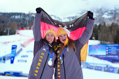 Kira Weidle-Winkelmann und Emma Aicher jubeln über ihre Silbermedaille in der Team-Kombination.