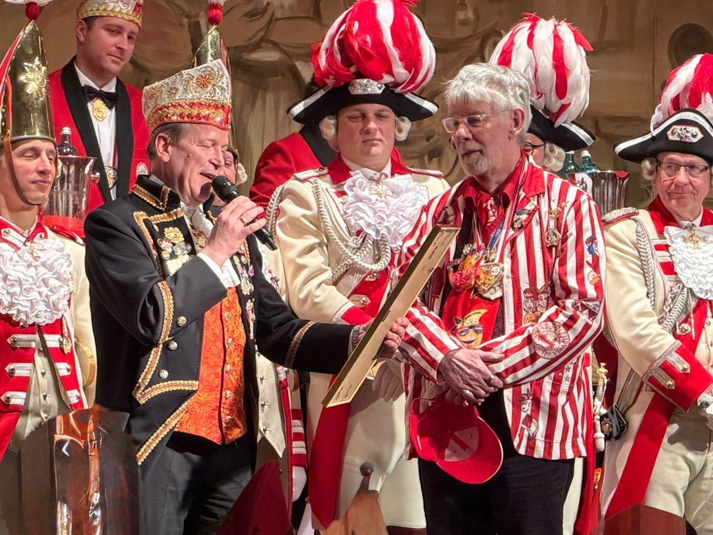 Christoph Kuckelkorn ehrt Wolfgang Nagel.