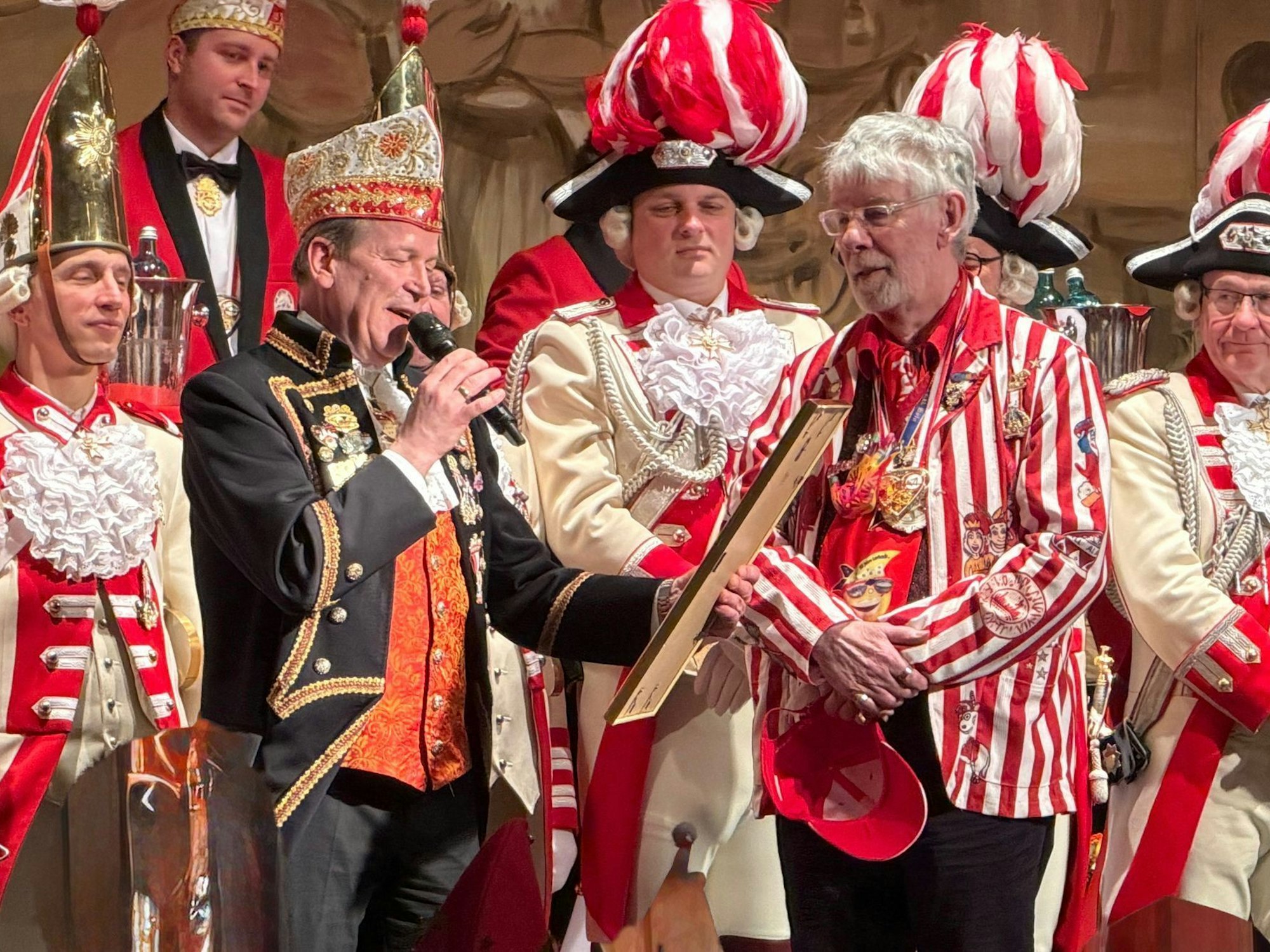 Christoph Kuckelkorn ehrt Wolfgang Nagel.