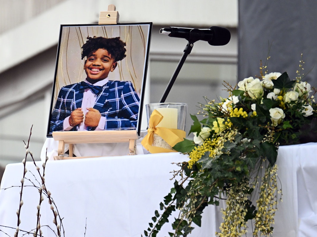 Ein Foto von Yosef steht bei der Trauerfeier auf dem Altar in Dormagen-Delhoven. Der 14-Jährige wurde durch Messerstiche getötet.
