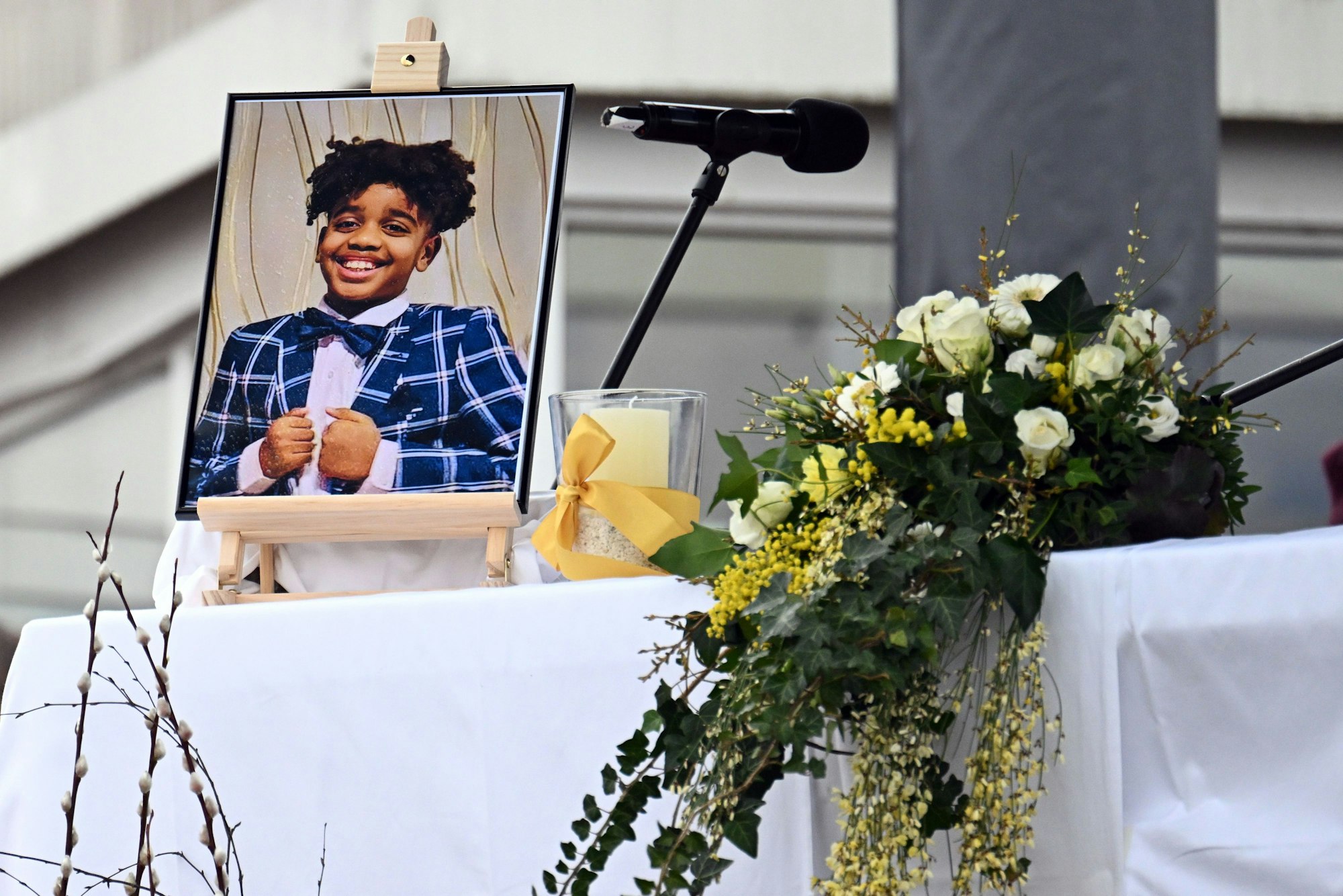 Ein Foto von Yosef steht bei der Trauerfeier auf dem Altar in Dormagen-Delhoven. Der 14-Jährige wurde durch Messerstiche getötet.