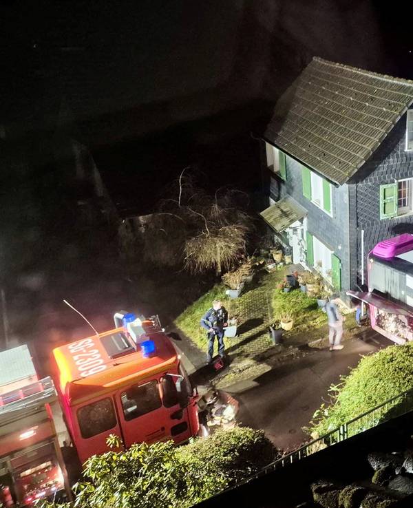 Einsatzkräfte begutachten einen feststeckenden Bus (Luftaufnahme mit einer Drohne). Der Bus, der als Schienenersatzverkehr im Auftrag der Deutschen Bahn unterwegs war, hatte sich in Solingen in einer Sackgasse festgefahren.