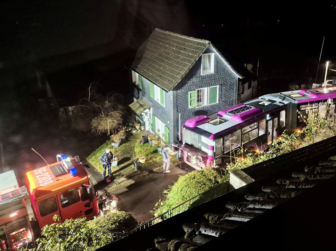 Einsatzkräfte begutachten einen feststeckenden Bus (Luftaufnahme mit einer Drohne). Der Bus, der als Schienenersatzverkehr im Auftrag der Deutschen Bahn unterwegs war, hatte sich in Solingen in einer Sackgasse festgefahren.