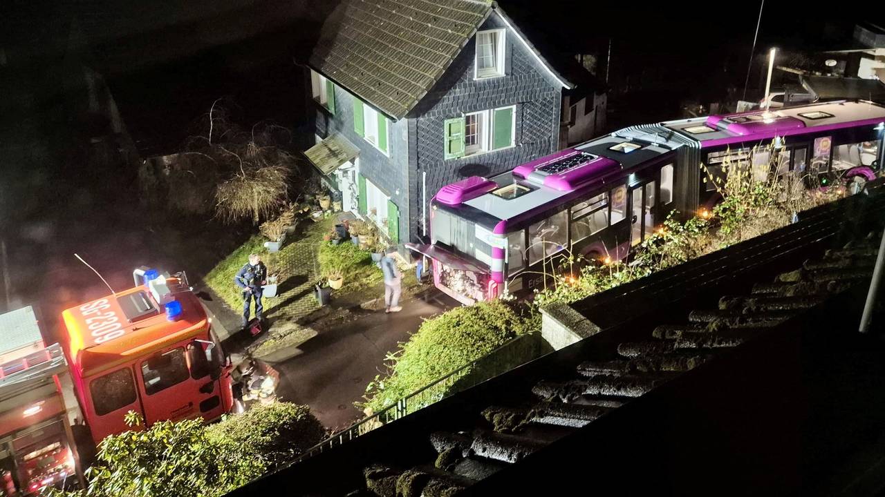Einsatzkräfte begutachten einen feststeckenden Bus (Luftaufnahme mit einer Drohne). Der Bus, der als Schienenersatzverkehr im Auftrag der Deutschen Bahn unterwegs war, hatte sich in Solingen in einer Sackgasse festgefahren.