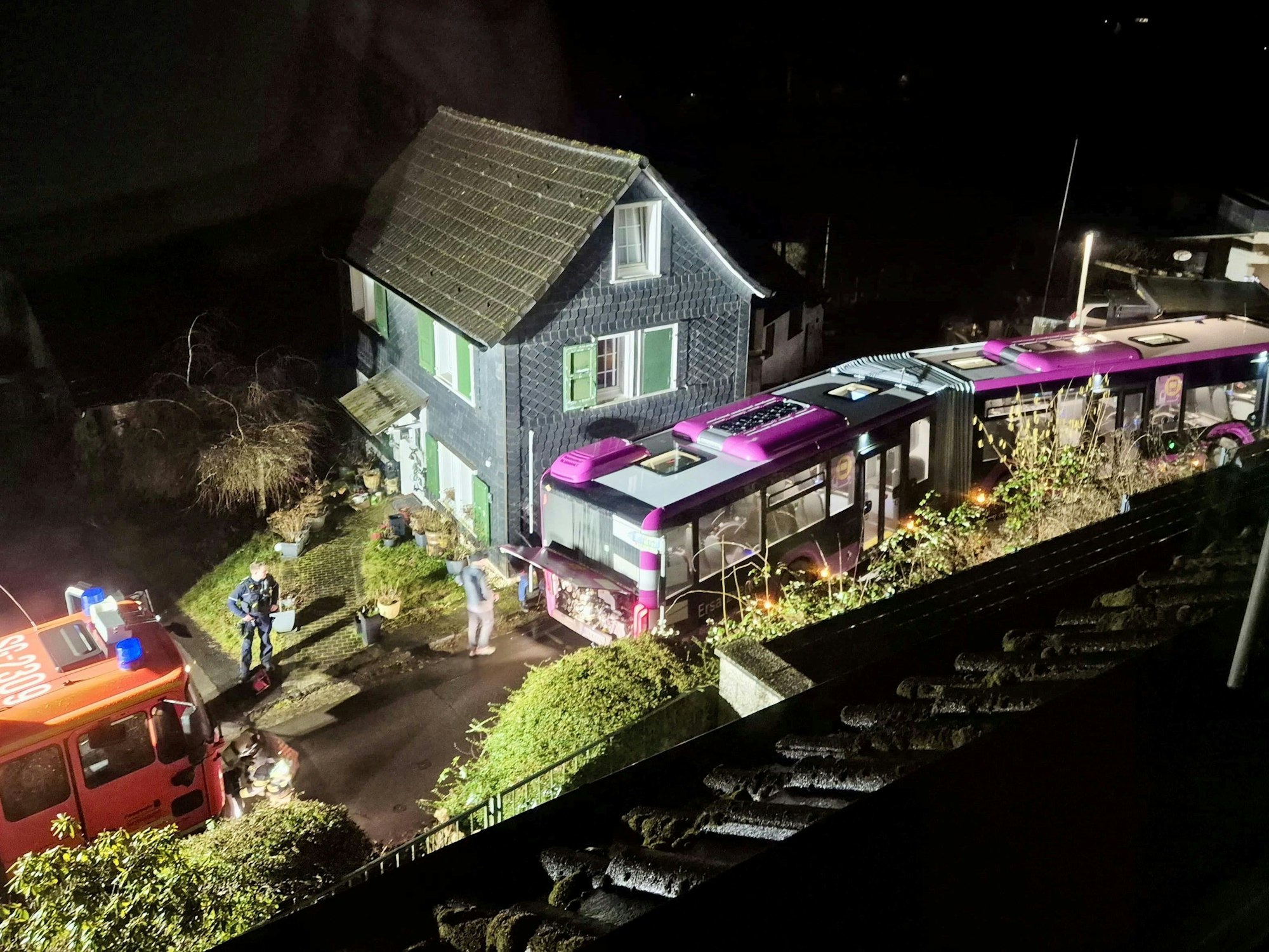 Einsatzkräfte begutachten einen feststeckenden Bus (Luftaufnahme mit einer Drohne). Der Bus, der als Schienenersatzverkehr im Auftrag der Deutschen Bahn unterwegs war, hatte sich in Solingen in einer Sackgasse festgefahren.