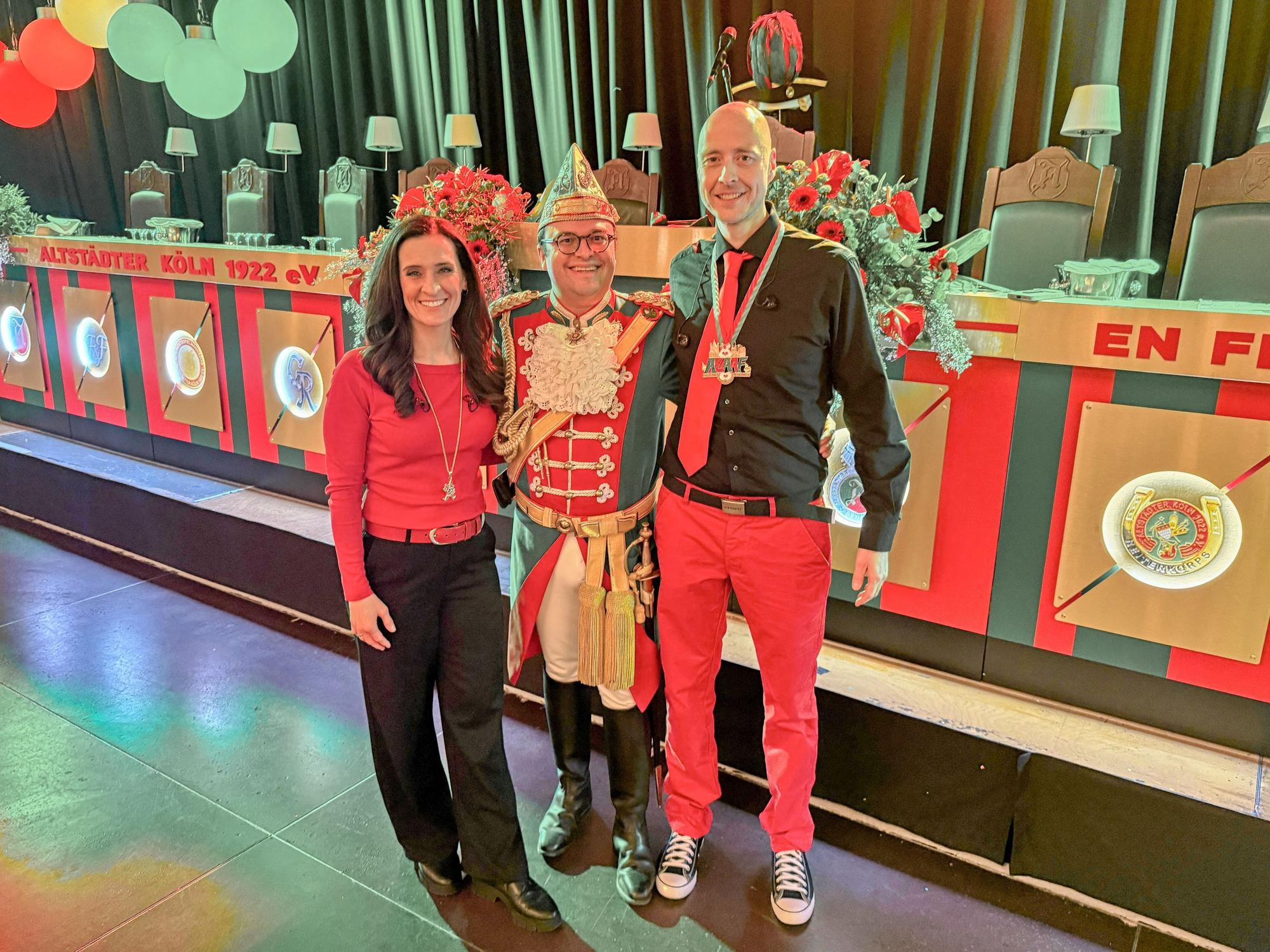Aline Ackers, Björn Braun und Michael Zymelka stehen auf der Bühne.